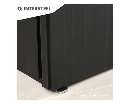 Intersteel Logo. Detailaanzicht van een zwart meubel met poten
