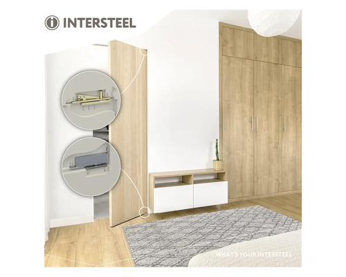 Intersteel schuifdeursysteem in een lichte ruimte met houten schuifdeur en bijpassende meubels.