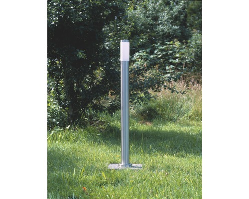 Tuinlamp van metaal op een gazon