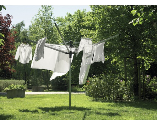 Draaivleugel droogmolen met opgehangen wasgoed in de tuin.