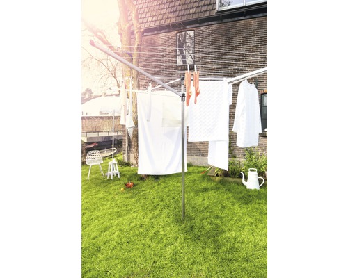 Droogmolen in de tuin met hangende was