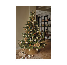 Versierde kerstboom met kerstballen en lichtjes in de woonkamer.