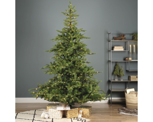 Versierde kerstboom met cadeaus in de woonkamer