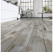 Lichte ruimte met houten vloer in plankmotief, keuken, fiets en tafel