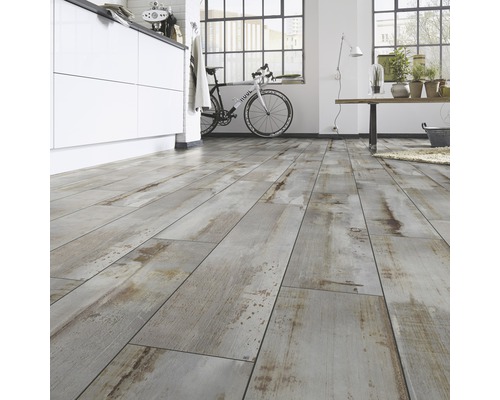 Lichte ruimte met houten vloer in plankmotief, keuken, fiets en tafel
