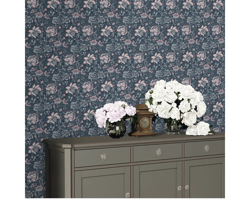 Scene met bloemenbehang, dressoir, vazen met bloemen en klok
