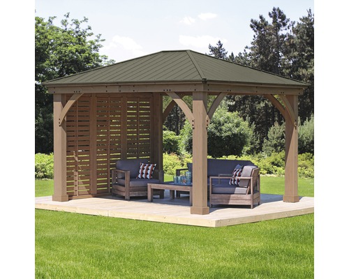 Houten tuinpaviljoen met meubels in de tuin