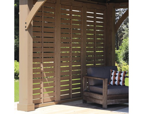 Houten tuinpaviljoen met lamellenwand en zitgelegenheid