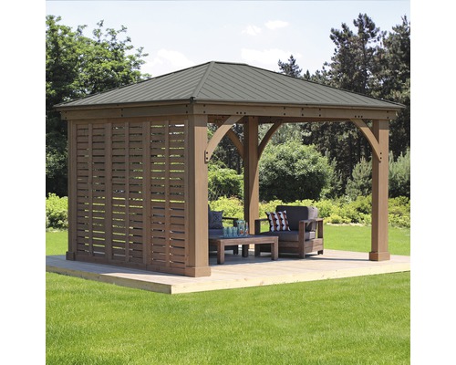 Houten tuinpaviljoen met lamellenwand en zithoek in de tuin