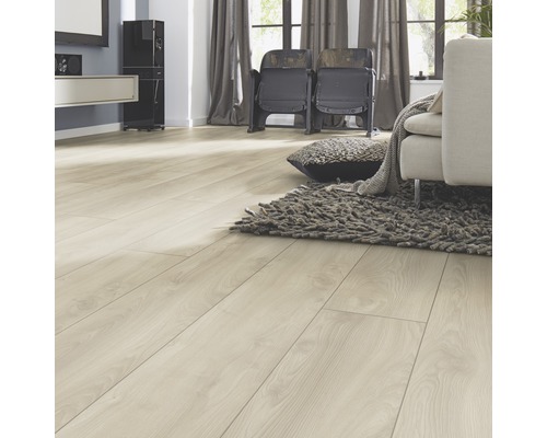 Lichte laminaatvloer in een woonkamer met meubels