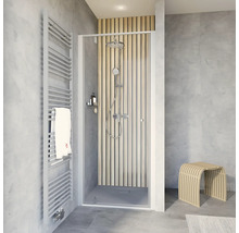 Lichte badkamer met douche, handdoekradiator en zitgelegenheid