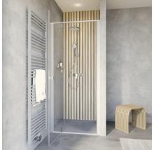 Moderne badkamer met douchecabine, handdoekradiator en houten kruk