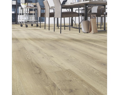 Installatievoorbeeld met lichte laminaatvloer, tafel en stoelen