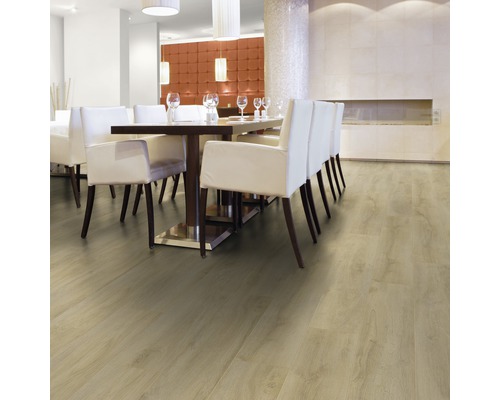 Scene met houten vloer in een eetzaal met tafels en stoelen