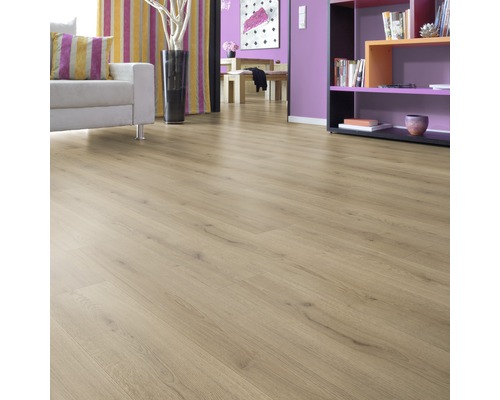 Lichte laminaatvloer in een woonkamer met bank en boekenkast.