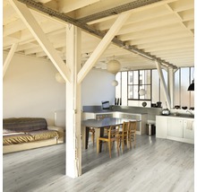Lichte woonkamer met laminaatvloer, eettafel en kitchenette