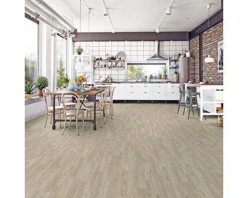 Lichte keuken met eettafel en geïnstalleerde vloerbedekking