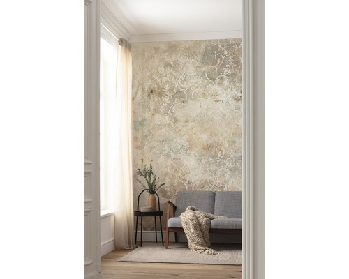 Woonkamer met bloemmotief behang, bank en bijzettafel