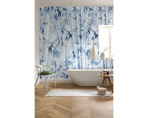 Moderne badkamer met bamboe behang, ligbad en houten vloer