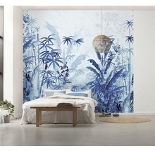 Slaapkamer met bed en muurschildering met jungle motief