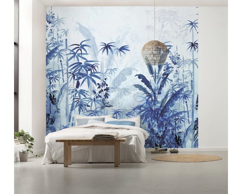 Slaapkamer met bed en muurschildering met jungle motief