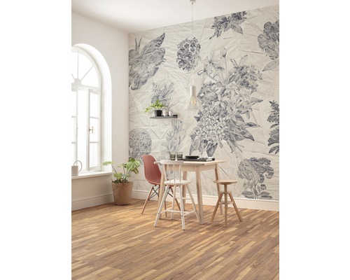 Lichte eetkamer met bloemenbehang, houten vloer en eettafel