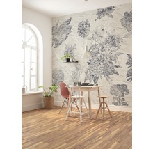 Eetkamer met eettafel, stoelen en bloemenbehang
