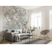 Woonkamer met fotobehang met bloemmotief, bank en tapijt