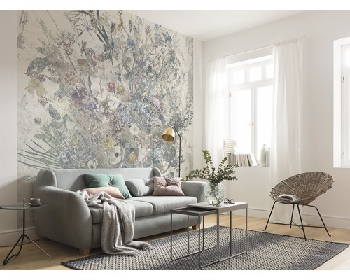 Woonkamer met fotobehang met bloemmotief, bank en tapijt