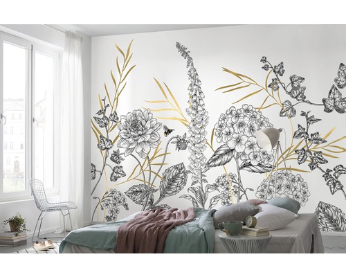 Slaapkamer met een zwart en gouden bloemenbehang