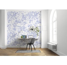 Werkkamer met bloemenbehang, bureau en stoel