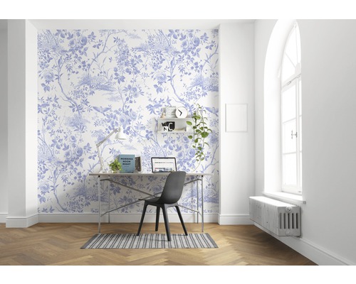 Werkkamer met bloemenbehang, bureau en stoel