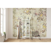 Woonkamer met bloemenbehang, glazen kast en stoel