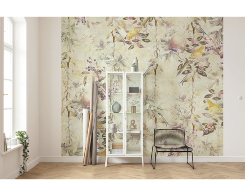 Woonkamer met bloemenbehang, glazen kast en stoel
