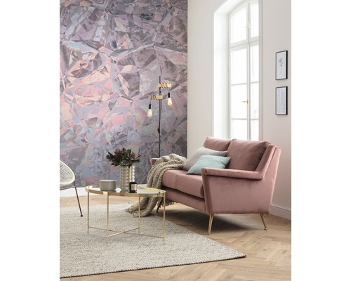 Woonkamer met bank, tafel en decoratief behang met kristalpatroon