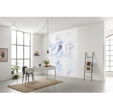 Moderne werkkamer met groot raam, bureau, decoratieve ladder en fotobehang met bloemmotief