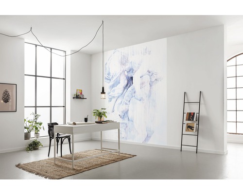 Moderne werkkamer met groot raam, bureau, decoratieve ladder en fotobehang met bloemmotief