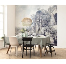 Eetkamer met eettafel, stoelen, hanglamp van rotan en tropisch fotobehang.