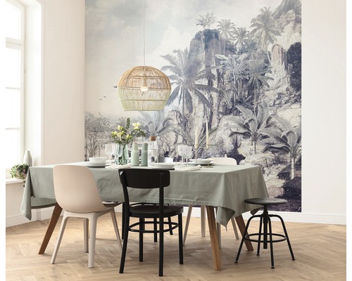 Eetkamer met eettafel, stoelen, hanglamp van rotan en tropisch fotobehang.