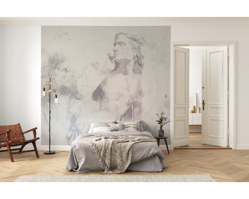 Slaapkamer met bed, staande lamp en fotobehang met standbeeldmotief