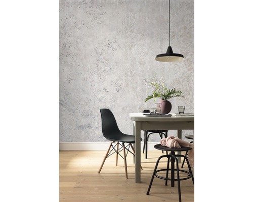 Eetkamer met eettafel, stoelen en grijs betonlook behang