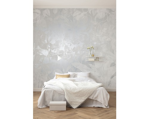 Slaapkamer met vliesbehang met bloemmotief, bed en nachtkastje