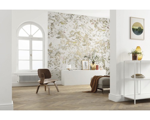 Lichte kamer met patroonbehang, zitmogelijkheid en plank