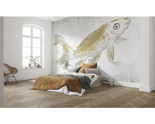 Slaapkamer met patroonbehang, bed en houten vloer