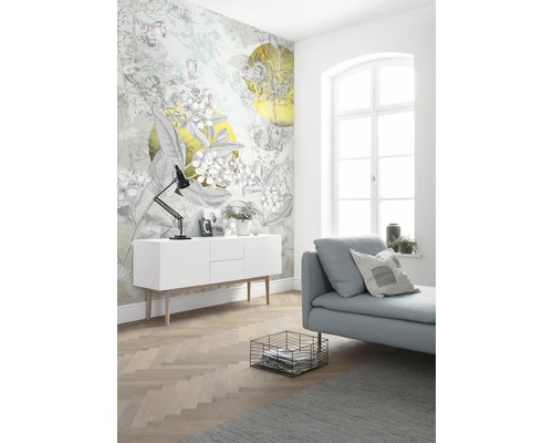 Woonkamer met patroonbehang, bank en dressoir