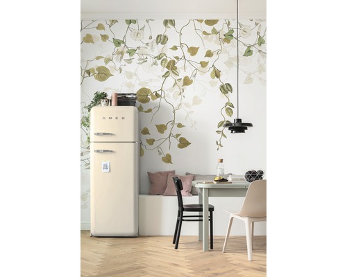 Lichte woonkamer met koelkast, tafel en bloemenbehang