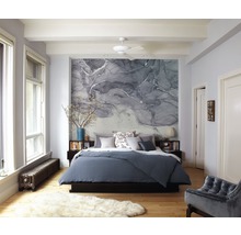 Slaapkamer met bed, nachtkastjes, decoratie en behang met patroon