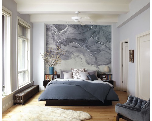 Slaapkamer met bed, nachtkastjes, decoratie en behang met patroon