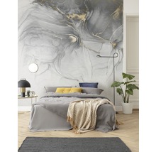 Slaapkamer met bed, vloerkleed en marmeren wandbekleding