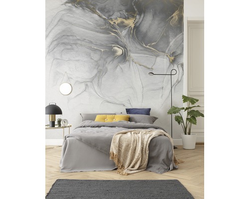 Slaapkamer met bed, vloerkleed en marmeren wandbekleding